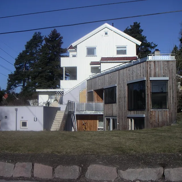 Moderne bolig med tilbygg i tre