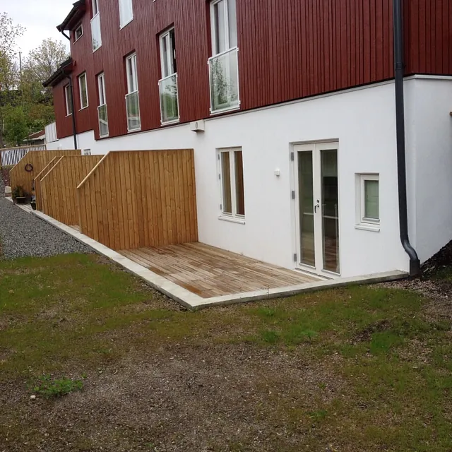 Rødt bygg med nye skillevegger på platting