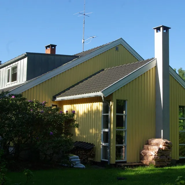 Gult hus med moderne tilpasninger