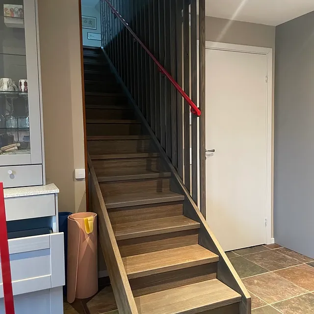 Trappeoppgang med fliser og moderne detaljer