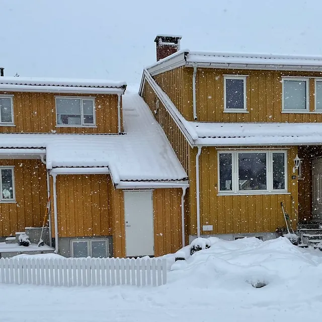 Gult rekkehus om vinteren