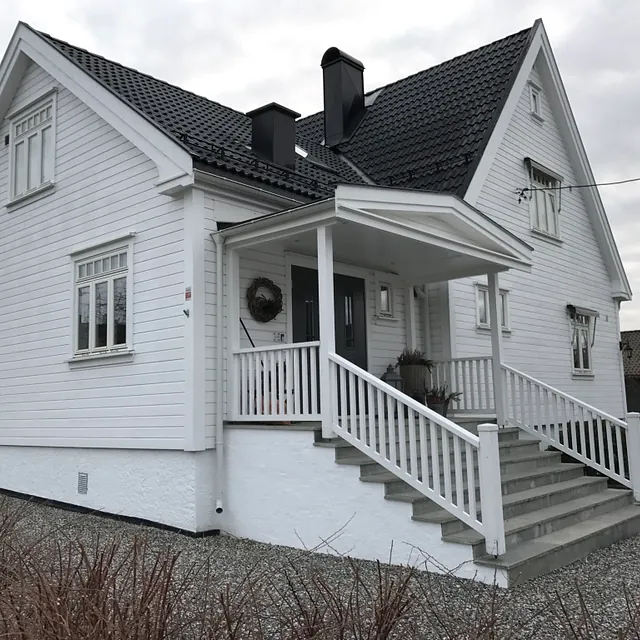 Tradisjonell hvit enebolig