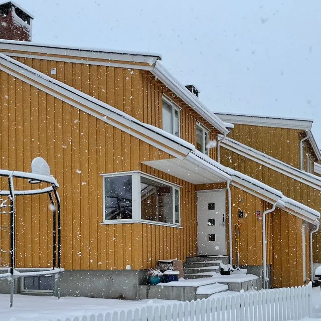 Gult rekkehus om vinteren